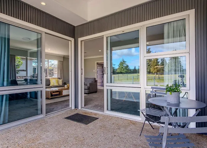 Fairway Views - Golf Course Location With Pool 罗托鲁阿